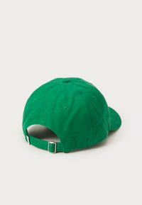 Zöld pamut baseballsapka, kézi varrású csúccsal, állítható hátsó pánttal és szellőző lyukakkal az oldalakon; puha tapintású.