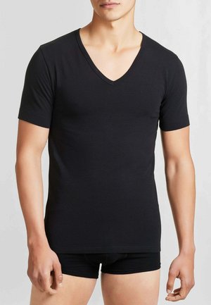 T-shirt nero a maniche corte con scollo a V, realizzata in tessuto liscio, con vestibilità aderente e dettagli di cuciture minimaliste.