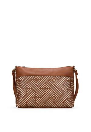 Bolso bandolera marrón con patrón de recortes geométricos sobre tela beige y correa de hombro ajustable.
