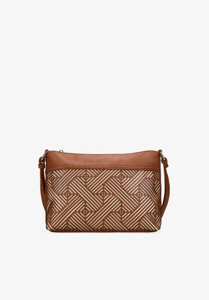 Bolso bandolera marrón con patrón de recortes geométricos sobre tela beige y correa de hombro ajustable.
