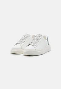 Guess ELBA - Sportcipő - white/grey