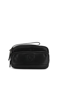 Bolso de cuero negro con dos compartimentos con cremallera, correa desmontable y logotipo en relieve. Textura suave, forma rectangular y diseño minimalista.