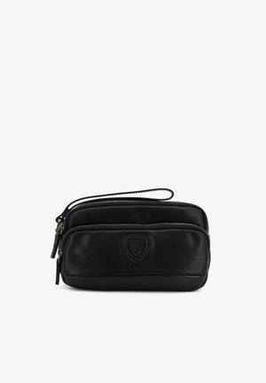 Bolso de cuero negro con dos compartimentos con cremallera, correa desmontable y logotipo en relieve. Textura suave, forma rectangular y diseño minimalista.