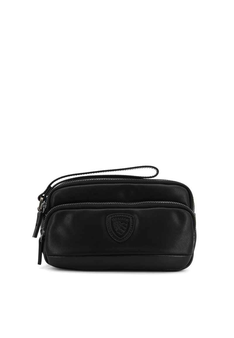 Bolso de cuero negro con dos compartimentos con cremallera, correa desmontable y logotipo en relieve. Textura suave, forma rectangular y diseño minimalista.