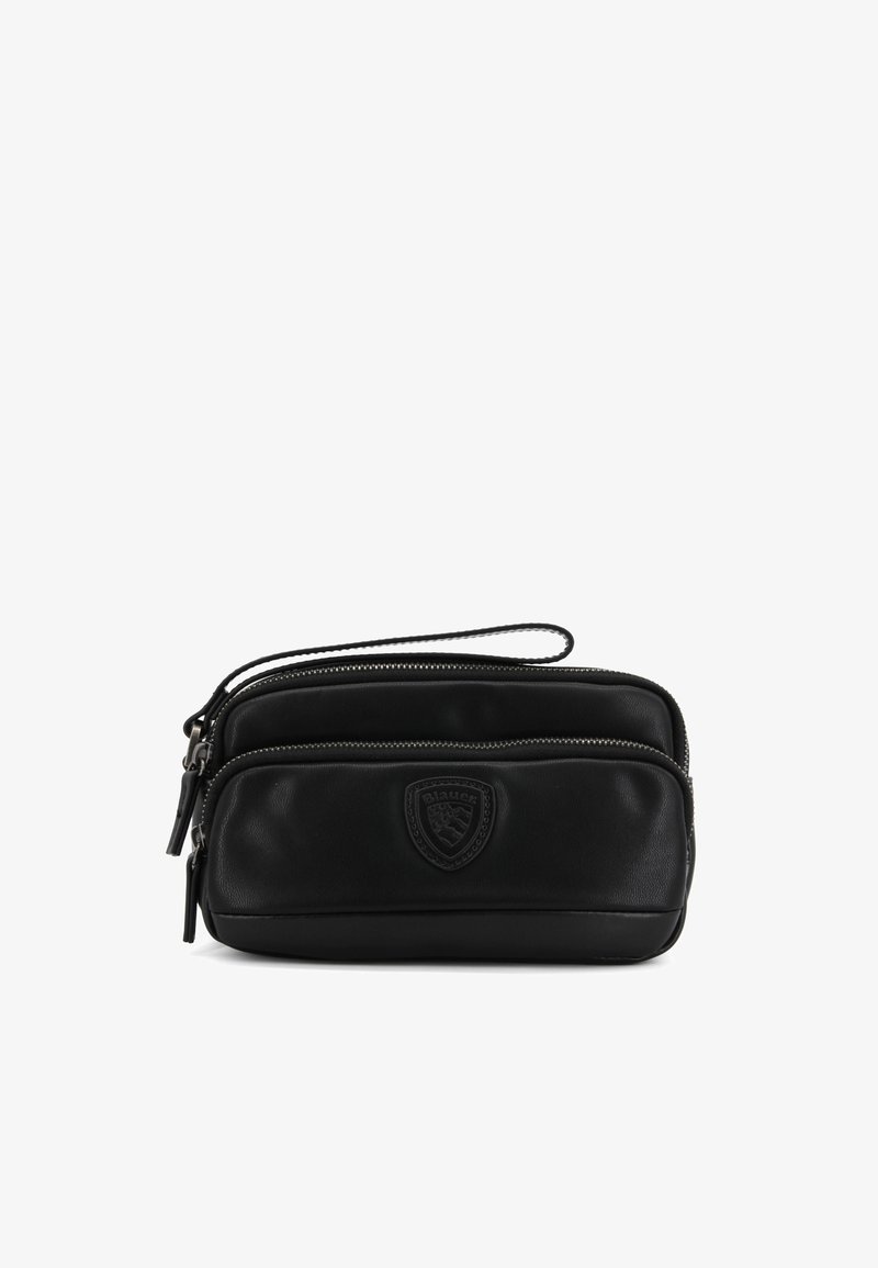 Bolso de cuero negro con dos compartimentos con cremallera, correa desmontable y logotipo en relieve. Textura suave, forma rectangular y diseño minimalista.