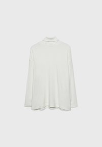 Maglione bianco a collo alto con maniche lunghe, vestibilità comoda e orlo curvo, che presenta una morbida texture e un design minimale.