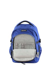 Mochila de tela azul con un interior texturizado gris, múltiples compartimentos, cinturones ajustables y un asa superior para facilitar su transporte.