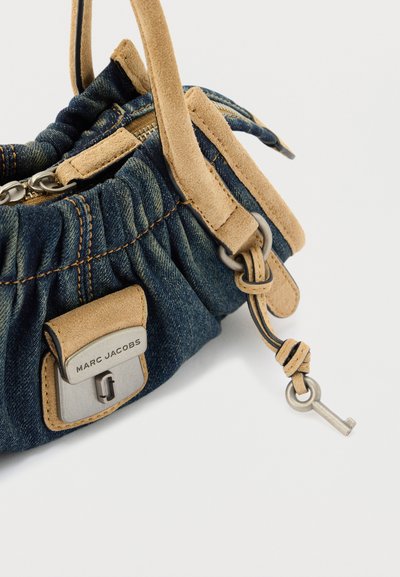 Τσάντα από τζιν με λουριά από καφέ σουέντ, μεταλλικό κούμπωμα μπροστά με χαραγμένο το "Marc Jacobs" και συνημμένο μικρό ασημένιο κλειδί σε κορδόνι από σουέντ.