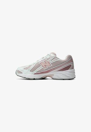 Weißer und pinker Mesh-Sportschuh mit Schnürung und gepolsterter Sohle, Seitenansicht mit New Balance „N“-Logo.