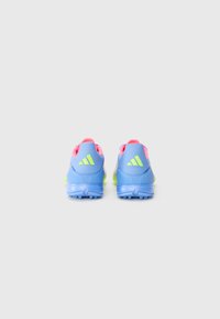Sportliche Schuhe mit einem blauen Netzoberteil, rosa Akzenten und limettengrünen Details. Verfügt über strukturierte Sohlen und einen gepolsterten Kragen.