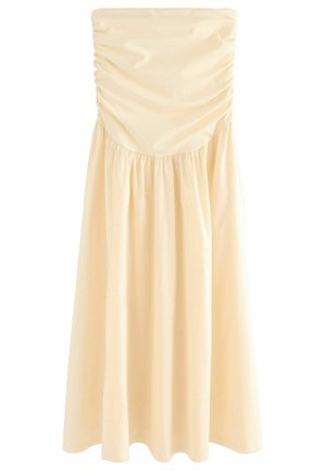 Lys beige stropløs kjole med rynket overdel og flydende, samlet nederdel. Glat stof med en blød tekstur. Ingen synlige mønstre eller detaljer.