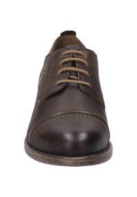 Hnědé kožené společenské boty s zaoblenou špičkou, šněrováním vpředu a perforovanými detaily po stranách. Texturovaný povrch s hnědými šňůrkami.