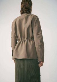 Mango Chaqueta fina - brown