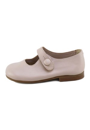 Zapato Mary Jane de cuero rosa claro con punta redondeada, una sola correa con botón y suela baja marrón.