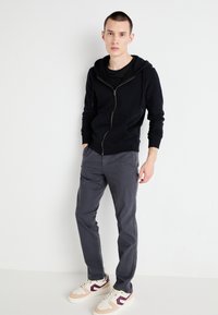 DOCKERS - Chinosy