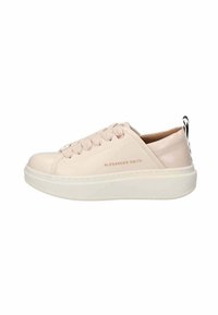 Rosa Ledersneaker mit weißer Gummisohle, flacher Schnürung, geprägtem Markennamen und einem kontrastierenden schwarz-weißen Akzent an der Ferse.