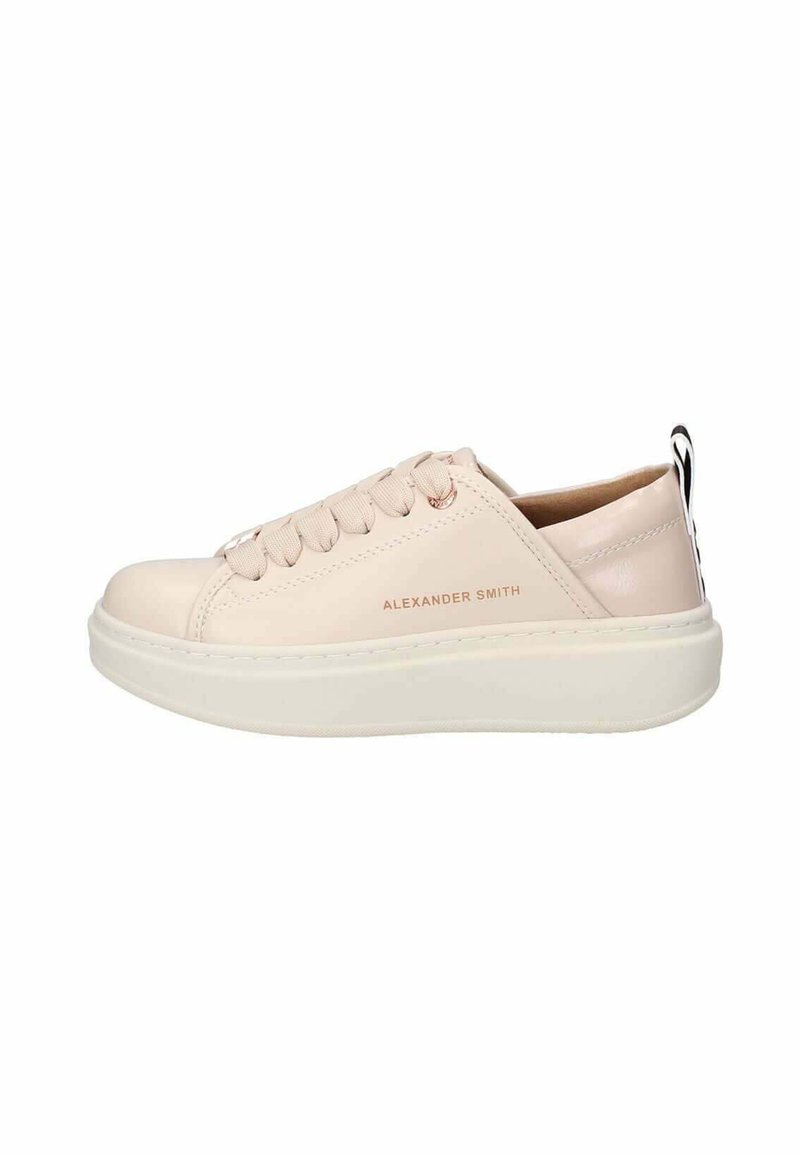 Rosa Ledersneaker mit weißer Gummisohle, flacher Schnürung, geprägtem Markennamen und einem kontrastierenden schwarz-weißen Akzent an der Ferse.