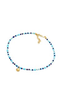 Kralenketting met turquoise, lichtblauwe en marineblauwe kralen, voorzien van een gouden schelpen hanger en een gouden sluiting.