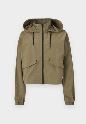 Ελιά πρασινωπό κοντό μπουφάν με κουκούλα, μαύρα κορδόνια, φερμουάρ μπροστά, τσέπες με καπάκι και ελαστικά μανίκια σε λευκό φόντο.