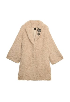 Cappotto in pelliccia sintetica beige con maniche larghe, colletto a revers e una spilla decorativa. Texture morbida con un design a apertura frontale.