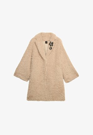 Cappotto in pelliccia sintetica beige con maniche larghe, colletto a revers e una spilla decorativa. Texture morbida con un design a apertura frontale.