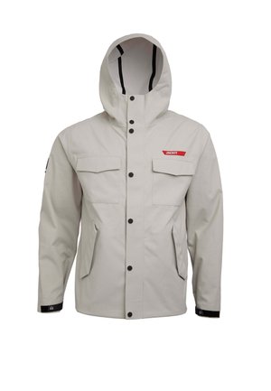 Jasnoszara wodoodporna kurtka z kapturem, czarnymi detalami, dwoma kieszeniami na piersi, kieszeniami bocznymi oraz czerwono-białym logo na klatce piersiowej.