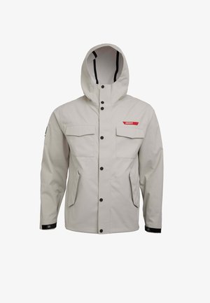 Jasnoszara wodoodporna kurtka z kapturem, czarnymi detalami, dwoma kieszeniami na piersi, kieszeniami bocznymi oraz czerwono-białym logo na klatce piersiowej.