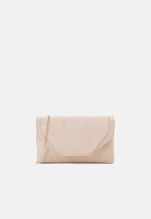 Pochette en daim beige avec rabat triangulaire, détail barre horizontale dorée, et fine chaîne dorée sur fond clair uni.