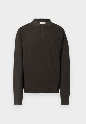 Μακρυμάνικο πόλο σε σκούρο καφέ χρώμα με υφασμένο σχέδιο, γιακά, τρία κουμπιά και τσέπη στο αριστερό στήθος.