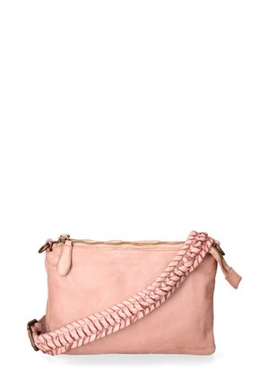 Borsa a tracolla in pelle rosa con tracolla intrecciata, chiusura a zip e una superficie liscia, con forma rettangolare e bordi morbidi.