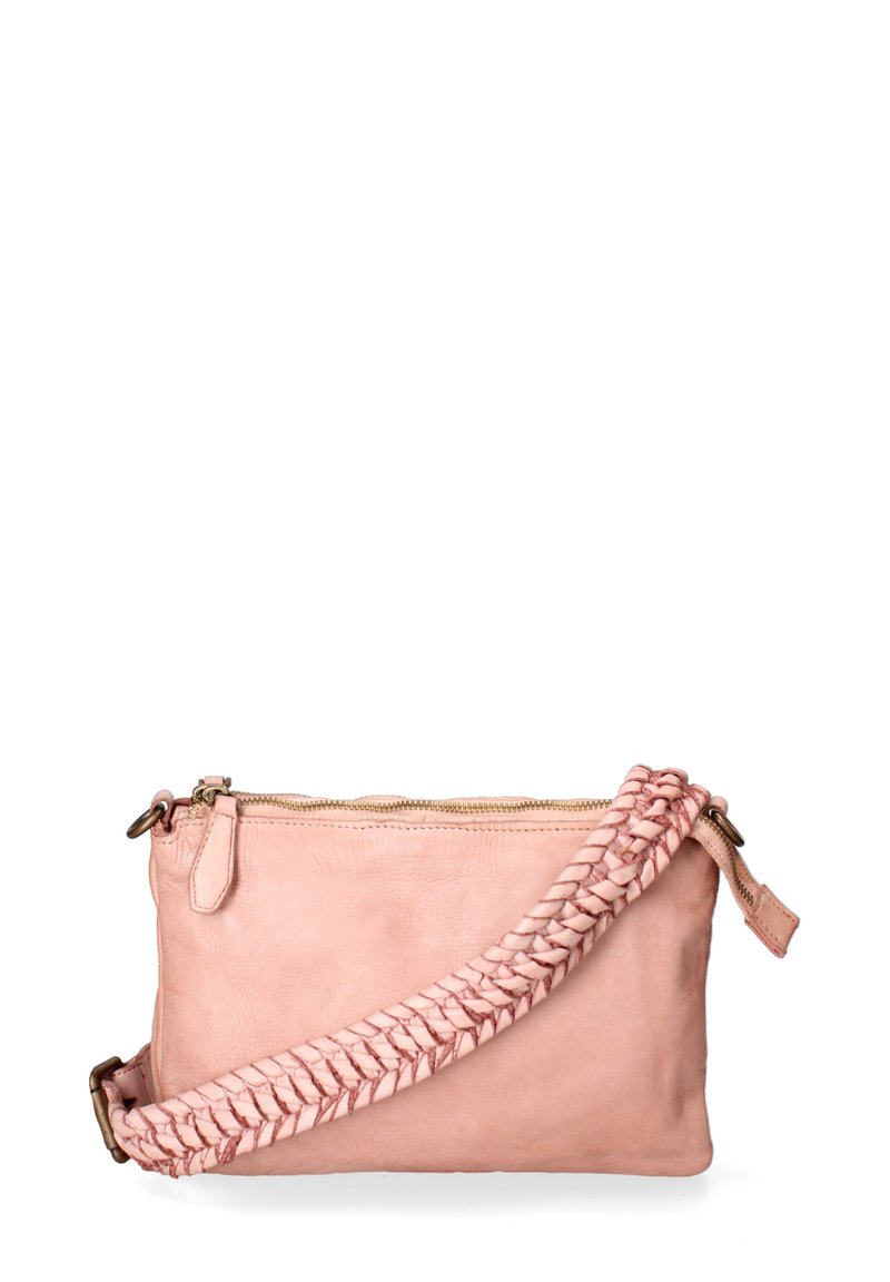 Borsa a tracolla in pelle rosa con tracolla intrecciata, chiusura a zip e una superficie liscia, con forma rettangolare e bordi morbidi.