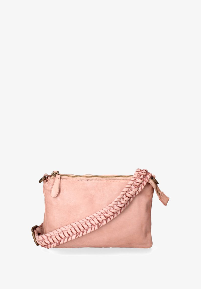 Borsa a tracolla in pelle rosa con tracolla intrecciata, chiusura a zip e una superficie liscia, con forma rettangolare e bordi morbidi.