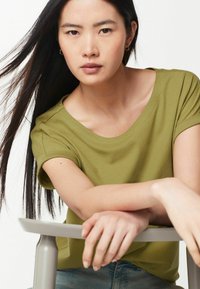 Next ROUND NECK CAP SLEEVE  REGULAR FIT - Nyomott mintás póló - light green