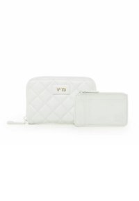 Portafoglio bianco trapuntato con logo dorato, dotato di chiusura a zip e porta carte. Texture liscia con un ulteriore piccolo portacarte.