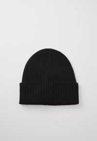 Berretto di maglia nero con risvolto, caratterizzato da una texture a costine e una parte superiore arrotondata, realizzato in un materiale morbido ed elastico.