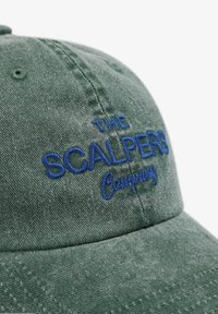 Gorra de algodón verde con texto bordado en azul "THE SCALPERS Company." Presenta un ala curva y una construcción de seis paneles.