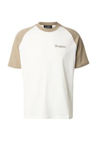 T-shirt à manches courtes avec un corps blanc et des manches raglan beiges. Présente un logo brodé "Dropsize" en beige sur la poitrine.