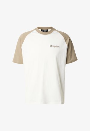 T-shirt à manches courtes avec un corps blanc et des manches raglan beiges. Présente un logo brodé "Dropsize" en beige sur la poitrine.