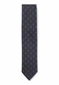 Cravate gris foncé avec un motif en chevrons. Présente des petites accents floraux rouges espacés uniformément. Texture lisse, design slim et pointe effilée.