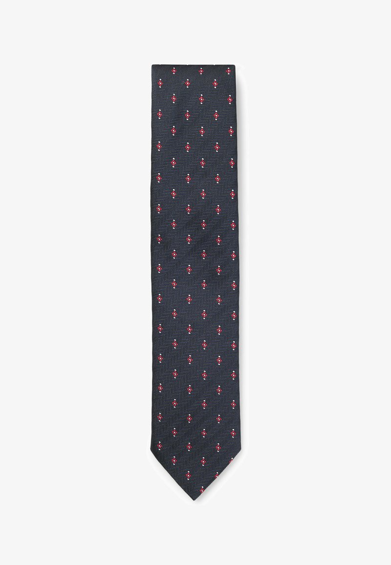 Cravate gris foncé avec un motif en chevrons. Présente des petites accents floraux rouges espacés uniformément. Texture lisse, design slim et pointe effilée.