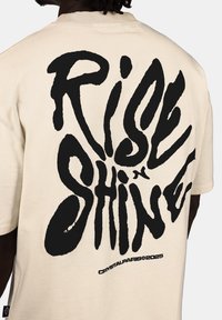 CRYSTAL PARIS OVERSIZED SHINE - T-shirt print - cream