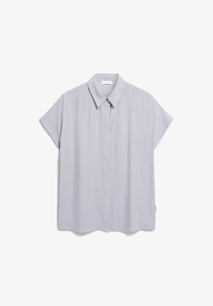 Kortebloes met kraag van lichtgrijze stof. Kenmerkt zich door een rechte snit met een knoopsluiting aan de voorkant en een minimalistisch ontwerp.