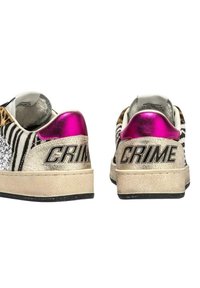 Sneaker con un mix di motivi leopardati e zebra, rifiniture metalliche rosa, e marchio "CRIME" sul tallone. Design texturizzato e colorato.