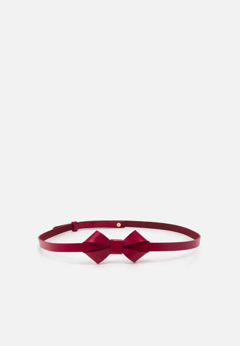 Ceinture fine rouge avec un nœud décoratif au centre, présentée sur un fond blanc uni.