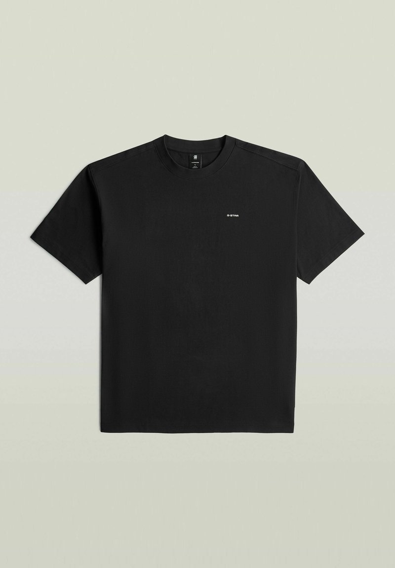 T-shirt nera a maniche corte con scollo rotondo e piccolo logo bianco "G-STAR" sul petto a sinistra, mostrata su uno sfondo chiaro e uniforme.
