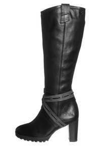 Bota de cuero negro hasta la rodilla con un acabado texturizado, que presenta una correa gris en la sección media y un tacón grueso y alto.