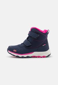Bottes étanches bleu marine avec des accents roses, des bandes Velcro et une semelle à motif pour une bonne traction. Comprend une doublure douce et isolée.