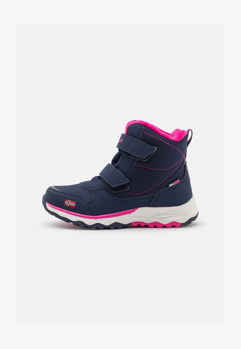 Botas impermeables de color azul marino con acentos rosas, correas de Velcro y una suela con patrón para mayor tracción. Cuenta con un forro suave e insulated.
