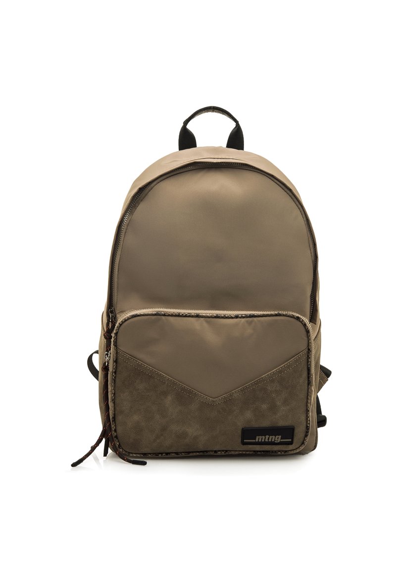 Sac à dos beige avec un dessus en tissu lisse et une base texturée et plus sombre. Il comporte une poche avant avec un design en zigzag et des fermetures éclair.