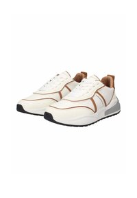 Hvide sneakers med brune accenter, tekstureret læder og stoffer, snørebåndsdesign, polstret krave og gummisål med sort mønster.
